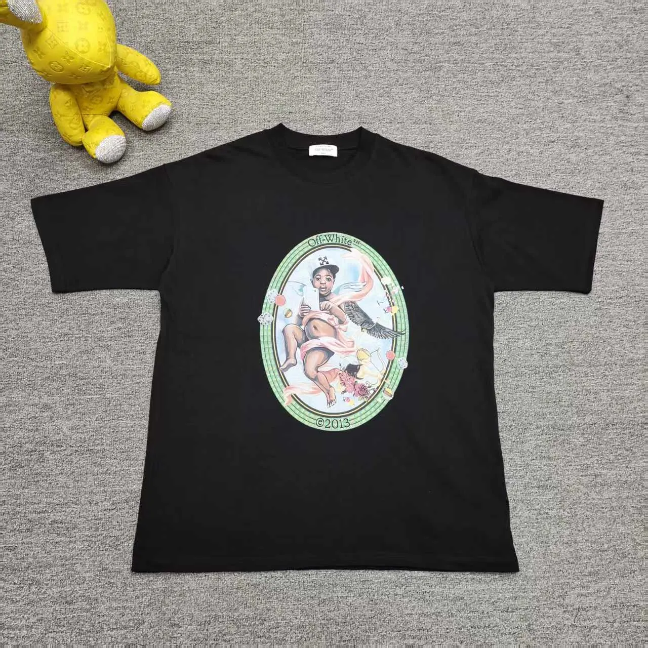 The top proven version OFF-WHI* 25SS new printed short-sleeves, loose fit, the same style for male and female couples stars. American designer Virgil Abloh founded the luxury street brand Off-White based on the pop culture of the younger generation. Walking between street culture and high-end fashion, contemporary elements are used to interpret youth culture, and fine workmanship is used to interpret trendy clothing. Photos, paintings and eye-catching graphic printing are all sources of inspiration for the designer. 32 counts of 260g double yarn pure cotton fabric, the printing uses Kornit digital direct injection technology, and the picture is clear. The white glue base ensures the firmness of the printing, and machine washing is stress-free - 1:1 original mold opening, ZP development, perfectly restored to the original version, produced by a large factory, not produced by a small factory on the market, fine wiring, top-notch craftsmanship, welcome to compare - A complete set of customized accessories for collar labels, hang tags, and wash water labels - Exclusive logo packaging - No matter age, body shape or gender, it is very suitable for both men and women. All details are real photos, buy with confidence. Color: black, white Size: S-XL P;120